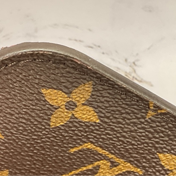 Louis Vuitton Neverfull Pouch - Picture 10 of 15